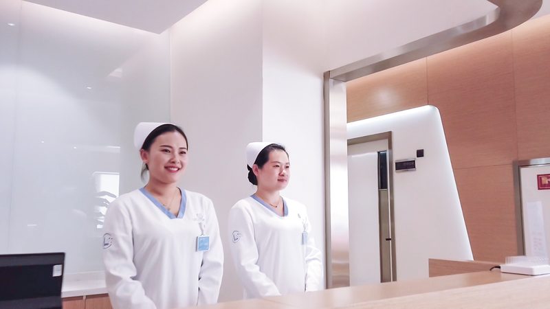心电图显示心律不齐，可能由多种原因引起，包括：